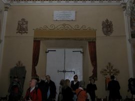Interno della chiesa di Coli con Crux Michaelica (9632 bytes)